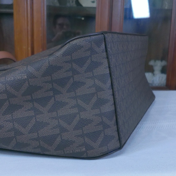 LKNW Michael Kors Signature Lg Chain Shoulder Bag GoldTone Accents(No Call Outs) - Picture 8 of 16